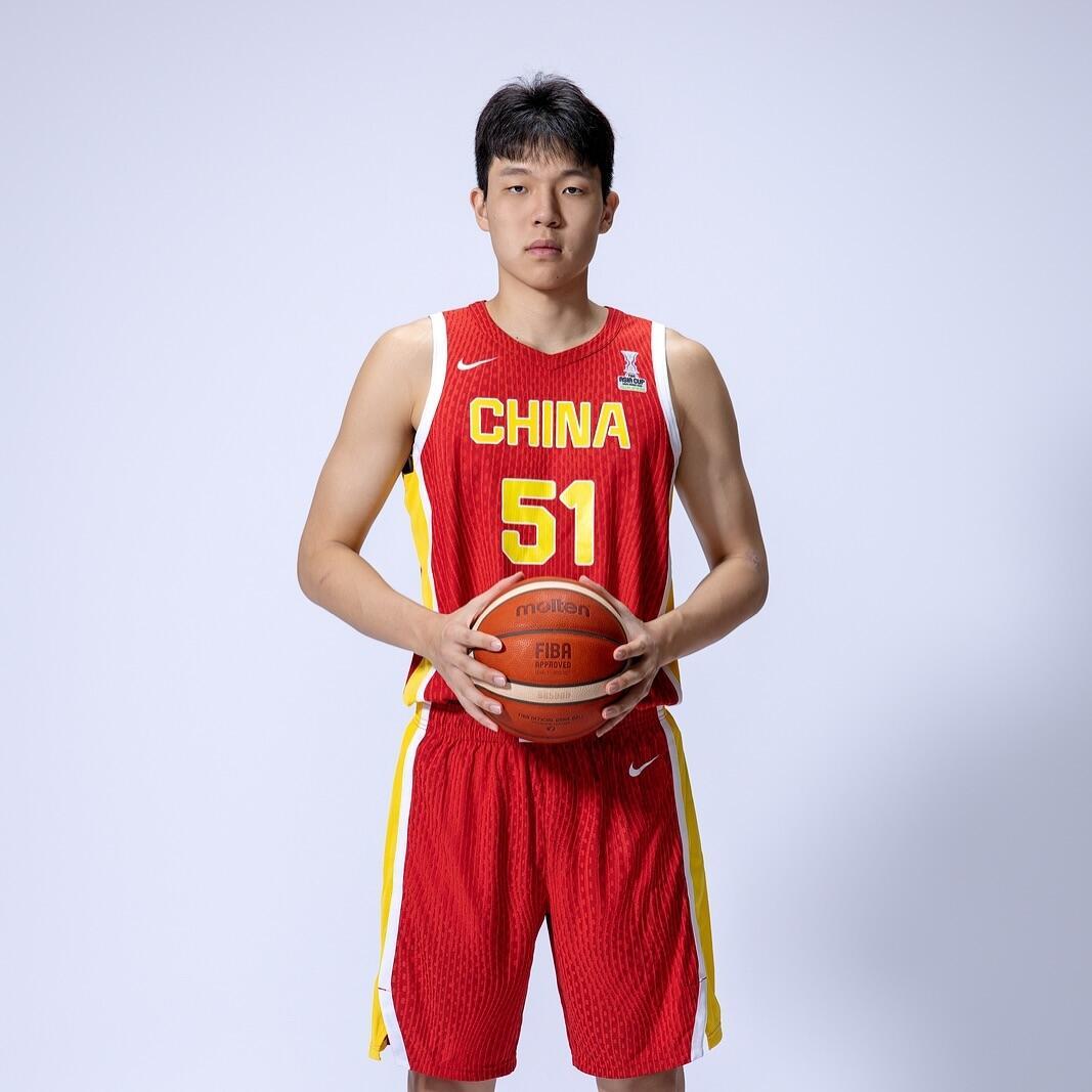 开拓者官推发布杨瀚森登机照：波特兰在等你(杨瀚森篮球)