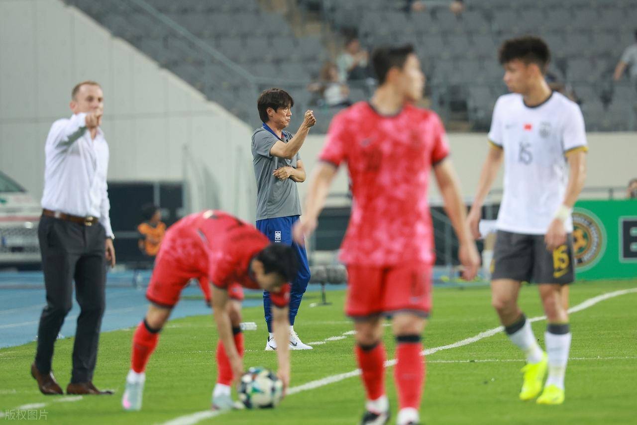 国足东亚杯首战出炉！重回双后腰战术，首发11人浮现(东亚杯国足1比2日本)