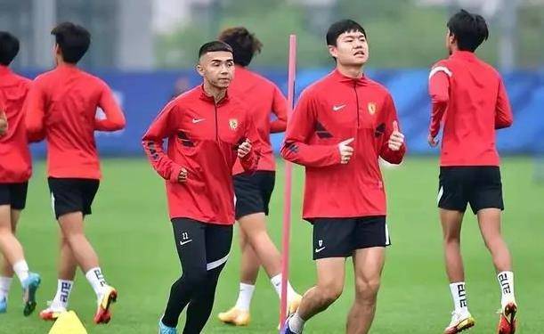 关于国足东亚杯新帅人选浮出水面，球迷建议高洪波助阵，期待重振旗鼓的信息